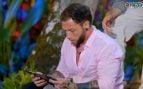 Rubén viendo las imágenes de Gema en la tablet (Fuente: Mediaset)