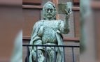 Escultura de Francisco de Quevedo con un libro en la mano, en un balcón de la calle Escritorios de Alcalá de Henares (Comunidad de Madrid). Foto: Raimundo Pastor vía Wikimedia Commons - CC BY-SA 4.0