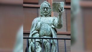 Escultura de Francisco de Quevedo con un libro en la mano, en un balcón de la calle Escritorios de Alcalá de Henares (Comunidad de Madrid). Foto: Raimundo Pastor vía Wikimedia Commons - CC BY-SA 4.0
