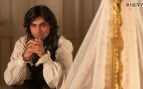 Rafael junto a la cuna de su hijo Lucas en una escena de 'Valle salvaje' (Foto: RTVE).