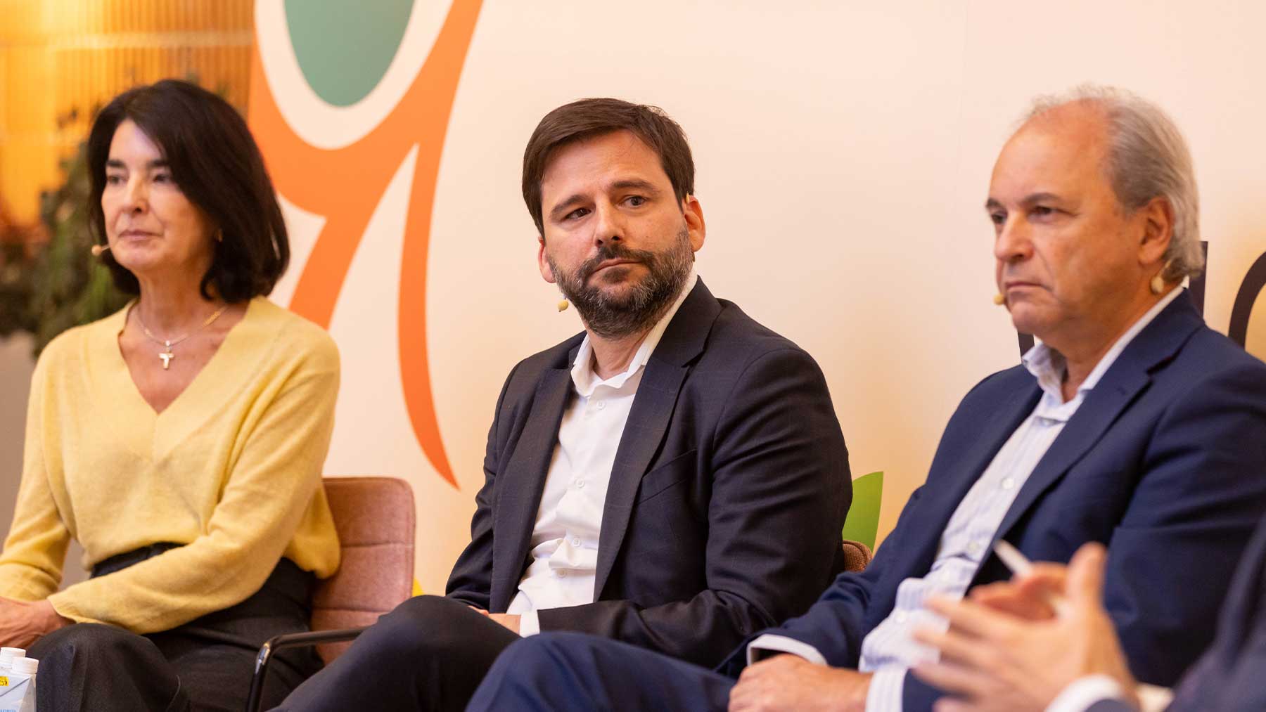 Carmen Ponce, directora de Asuntos Corporativos y Sostenibilidad de Heineken España; Carlos Aguilera, responsable Commercial Development & Customer Solutions del área Descarbonización y Alianzas Estratégicas en Moeve; e Ignacio Pérez-Carasa, director de relaciones institucionales y ESG de ALSA
