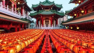Farolillos rojos en el templo de Sanfeng, en Kaohsiung (Taiwán). Foto: Magnific - @wirestock