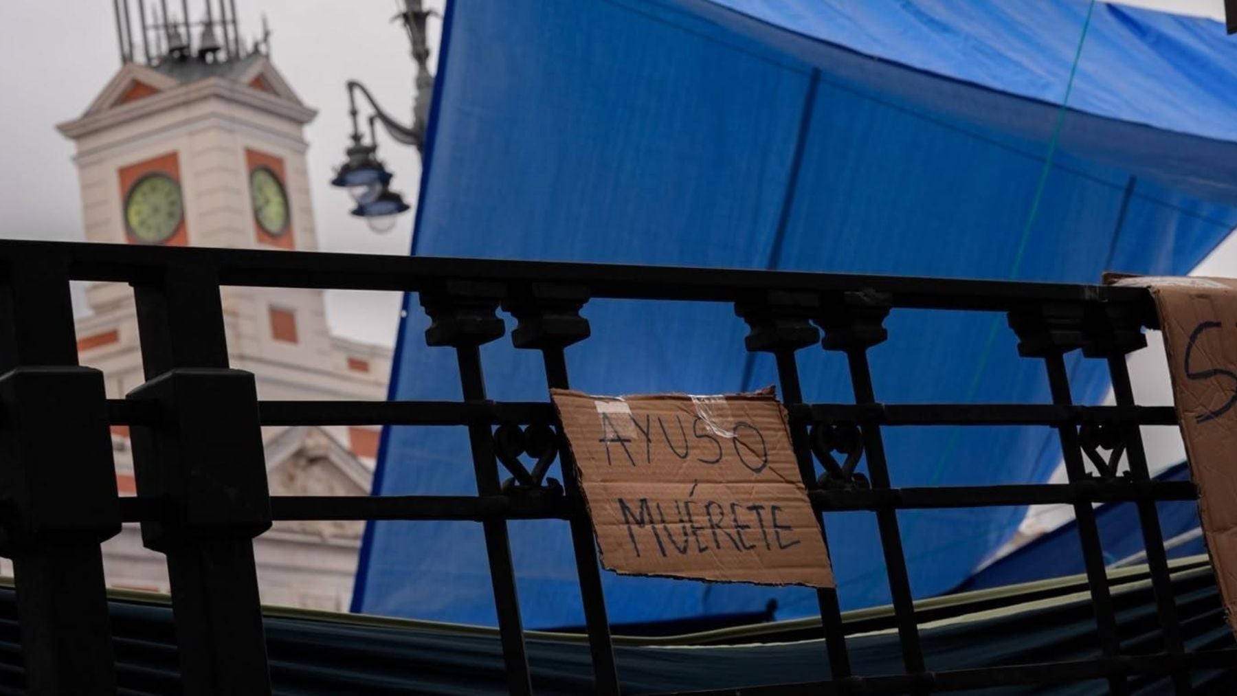 La Fiscalía abre diligencias por las amenazas y delitos de odio contra Ayuso en la acampada de Sol