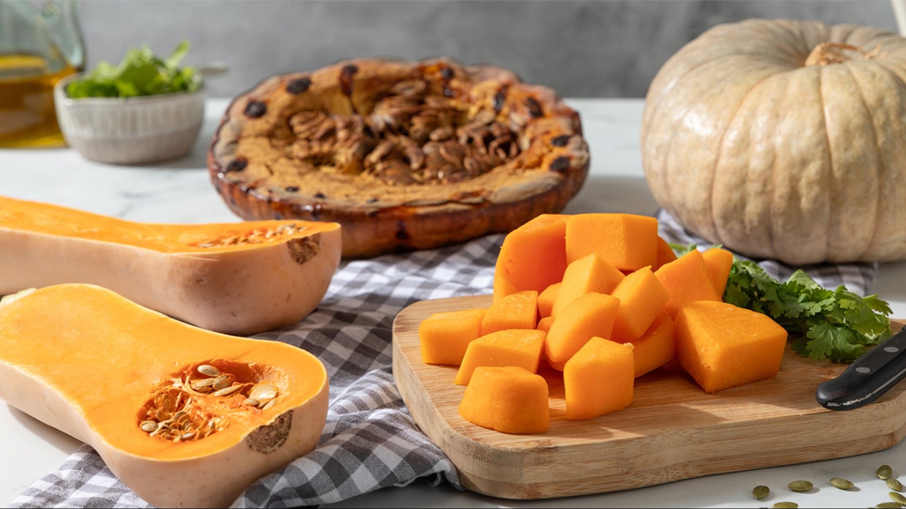 Mesa con calabaza cortada y tarta de calabaza. (Foto; Mercadona.es)