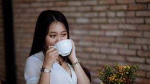 Según la psicología, las personas que toman café nada más despertarse no lo hacen por hábito o costumbre, realmente lo asumen como un ritual que marca el comienzo del día