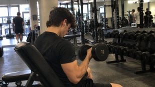 las personas que entrenan solas en el gimnasio no lo hacen por ser antisociales