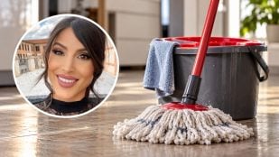 Una experta en limpieza desvela cómo eliminar el horrible olor de la fregona: "Solo necesitas una bolsa, bicarbonato y vinagre"