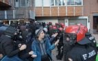 Cargas policiales en la protesta contra un desahucio de una familia inmigrante con seis menores en Vitoria