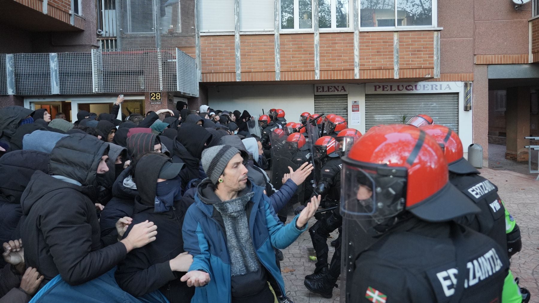Cargas policiales en la protesta contra un desahucio de una familia inmigrante con seis menores en Vitoria