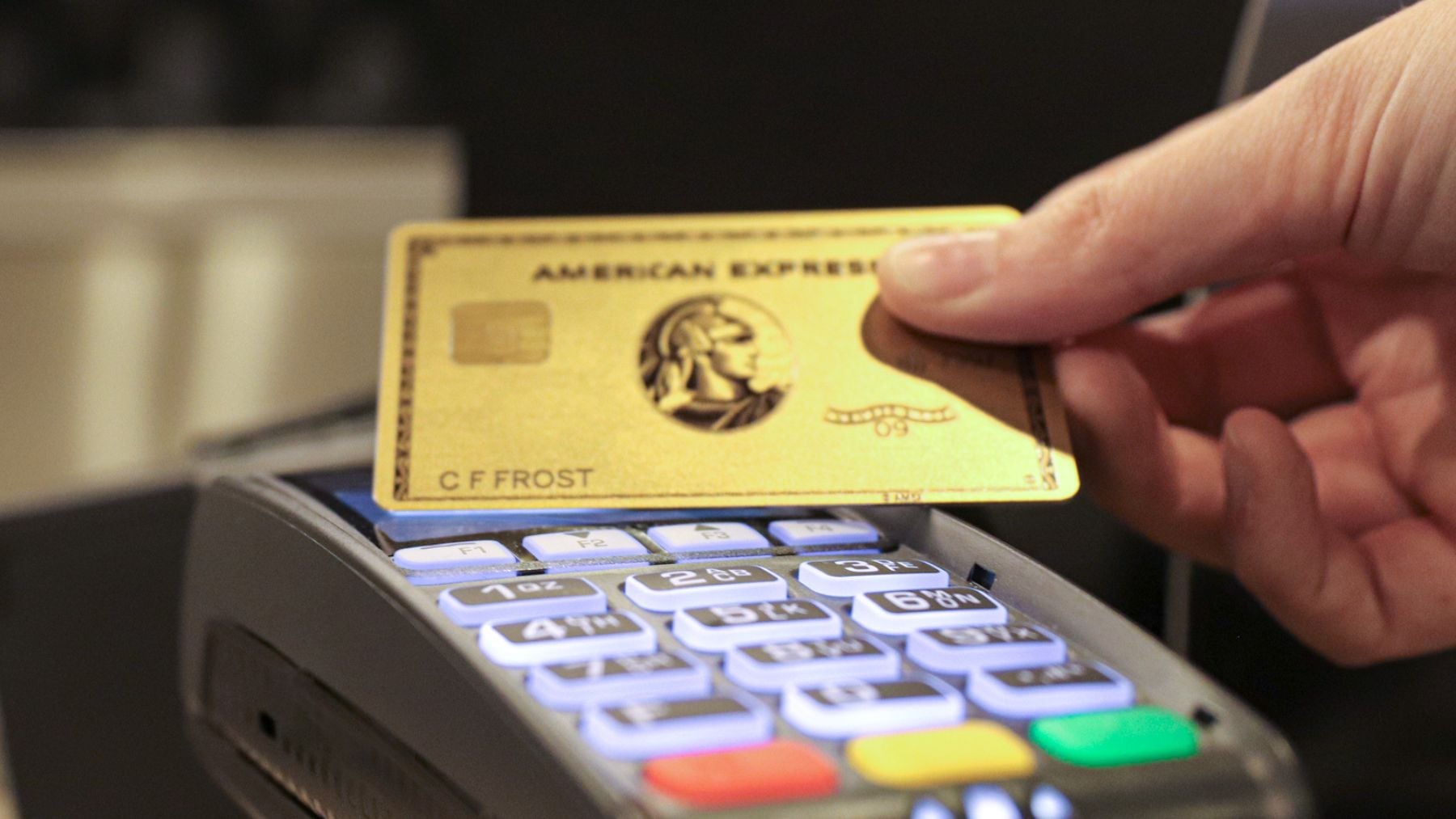 American Express gana un 27% más y recorta un 5% los empleos: la IA acelera los despidos en banca