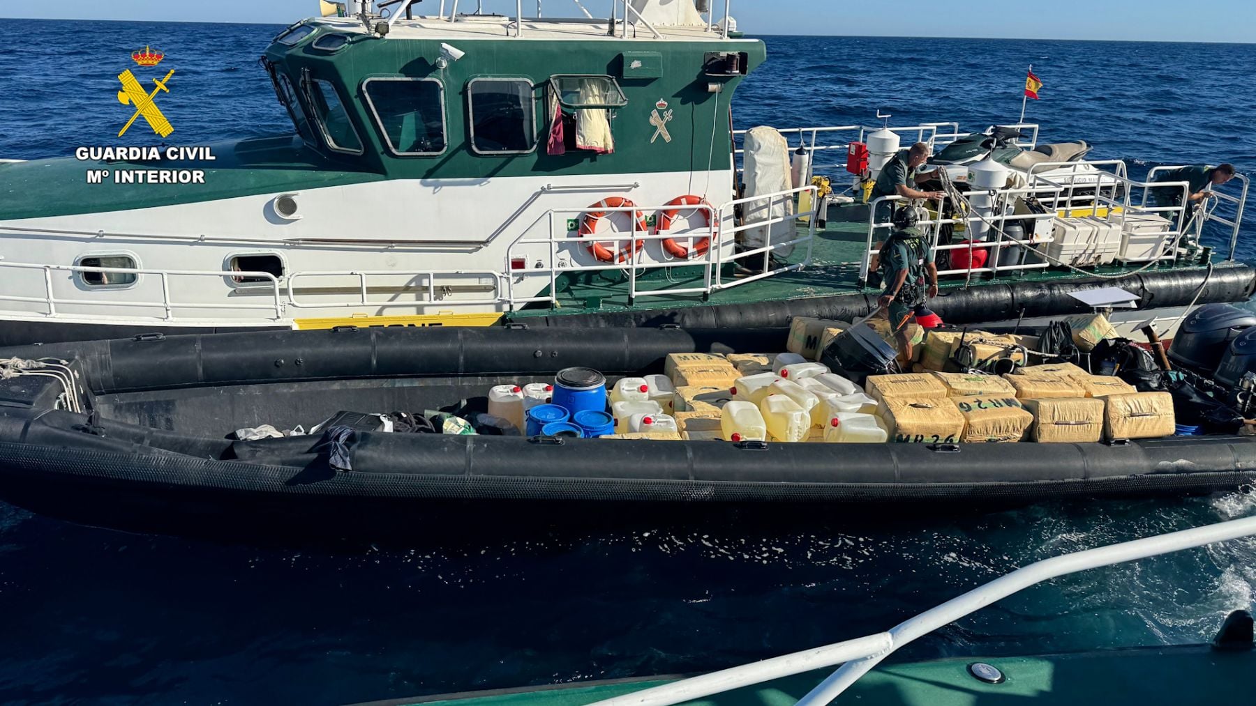 Una narcolancha embiste a una patrullera de la Guardia Civil y deja varios agentes heridos en aguas de Huelva