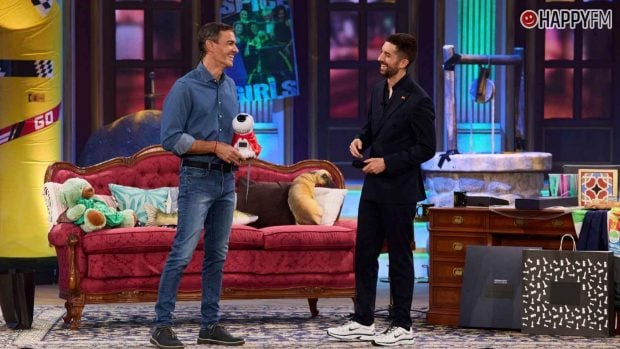Pedro S&aacute;nchez junto a David Broncano en su paso por La Revuelta (Foto: RTVE).
