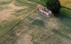 Imagen aérea tomada con dron de la parcela de cereal de Bernardos (Segovia) en la que las marcas del cultivo revelan la planta de la villa romana Santa Inés II. Foto: Proyecto Eresma Arqueológico (vía Instagram @eresma_arqueologico y @arqueourjc)