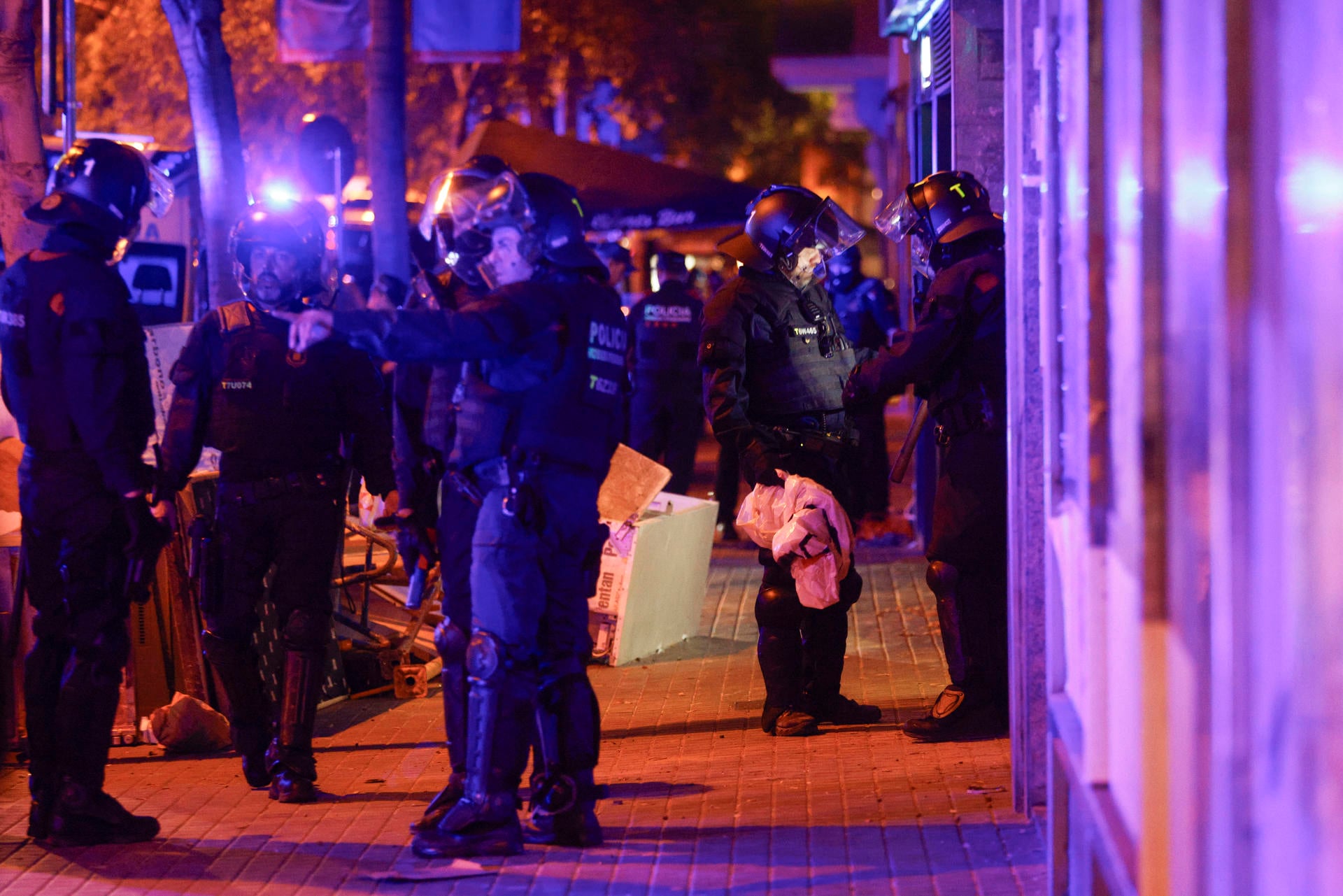 Encapuchados queman barricadas y destrozan mobiliario en Barcelona y los Mossos blindan la plaza de Cataluña