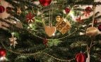 Adiós al tradicional árbol de Navidad repleto de adornos: la decoración minimalista cobra protagonismo con luces cálidas, tonos neutros y menos adornos