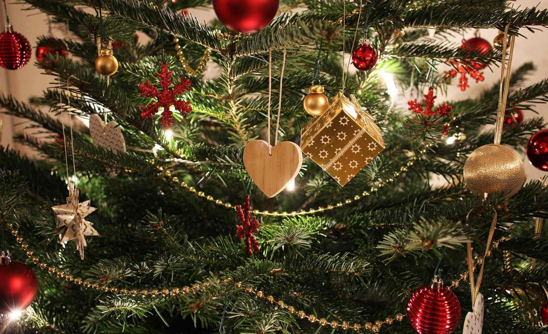 Adiós al tradicional árbol de Navidad repleto de adornos: la decoración minimalista cobra protagonismo con luces cálidas, tonos neutros y menos adornos