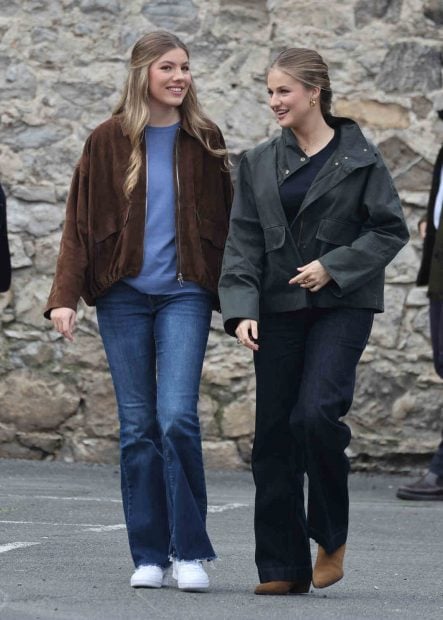 Leonor y Sof&iacute;a caminando por llanes