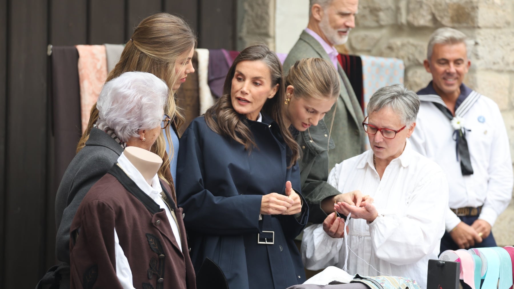 La Reina Letizia rompe el protocolo en Llanes y bromea con dos periodistas: ¿Por qué te inventas el nombre de tu compañera?
