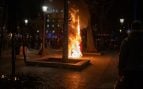 Encapuchados saquean comercios y queman barricadas en Barcelona y los Mossos blindan la plaza de Cataluña