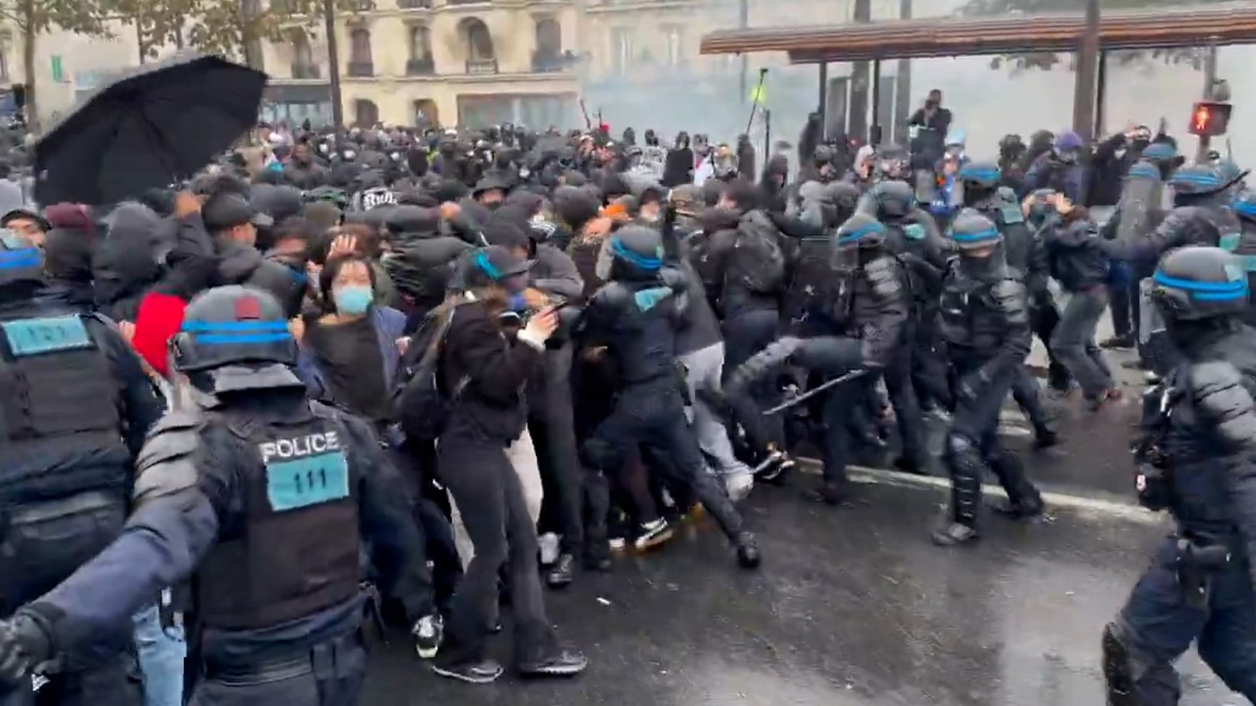 Los radicales de izquierda provocan nuevos disturbios en las calles de Francia que se saldan con al menos 1.000 detenidos
