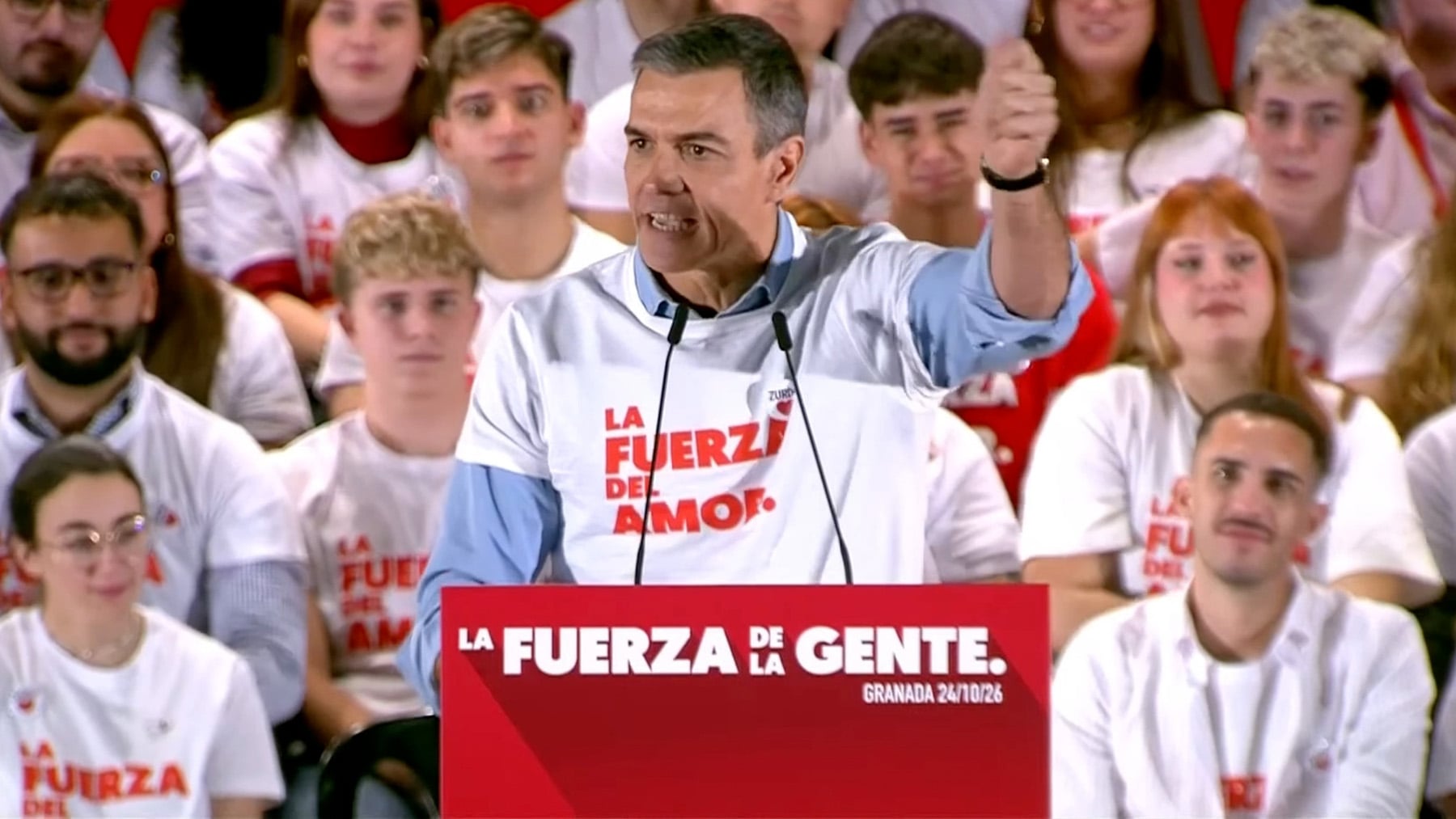 Sánchez sigue obsesionado con Inda: le tilda de impúdico mientras estrena una kiss cam para blanquear a Begoña