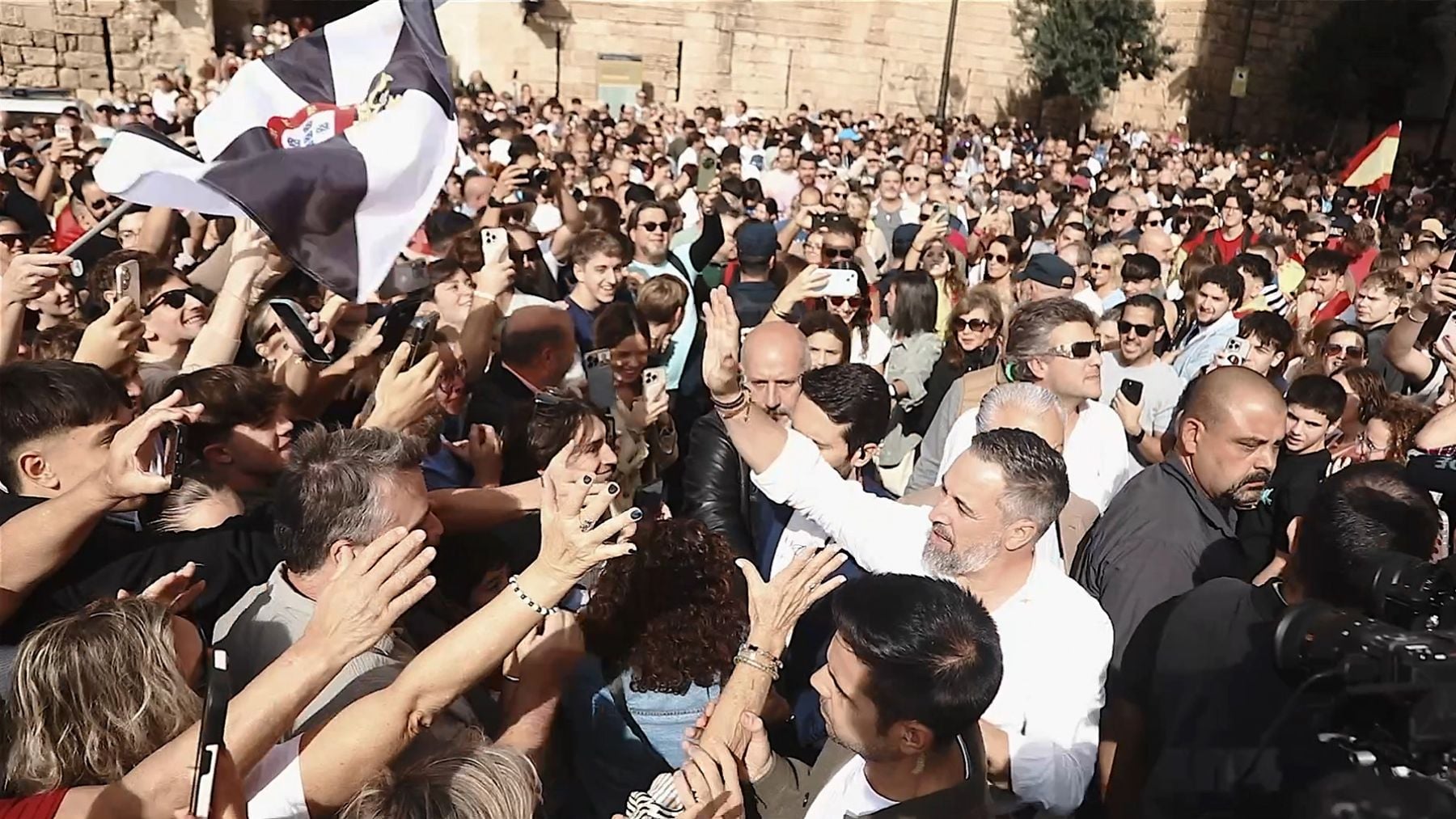 Baño de masas de Santiago Abascal en Palma: más de 10 minutos para recorrer apenas 150 metros entre vítores y fotografías