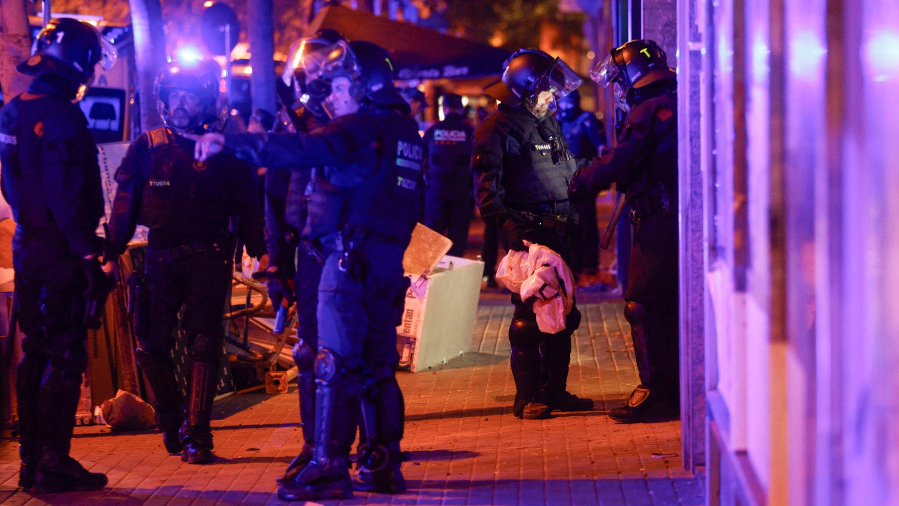 Encapuchados saquean comercios y queman barricadas en Barcelona y los Mossos blindan la plaza de Cataluña