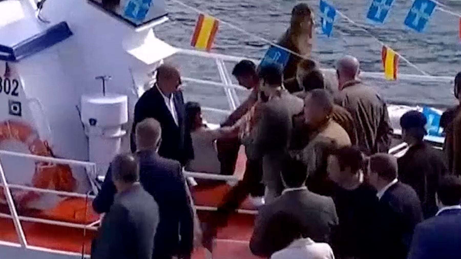 La Reina Letizia resbala y se cae.