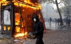 Radicales vandalizan un comercio durante las protestas de París