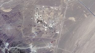 Imagen por satélite de la planta de Natanz con las obras de la montaña Pickaxe al sur