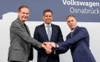Oliver Blume, Olaf Lies y Tomer Jacob sellan en Osnabrück el acuerdo para la venta de la fábrica de Volkswagen