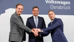 Oliver Blume, Olaf Lies y Tomer Jacob sellan en Osnabrück el acuerdo para la venta de la fábrica de Volkswagen