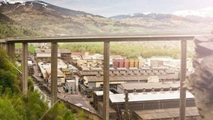 Fábrica de grafito nuclear de SGL Carbon en Chedde, en los Alpes franceses, bajo un viaducto de autopista