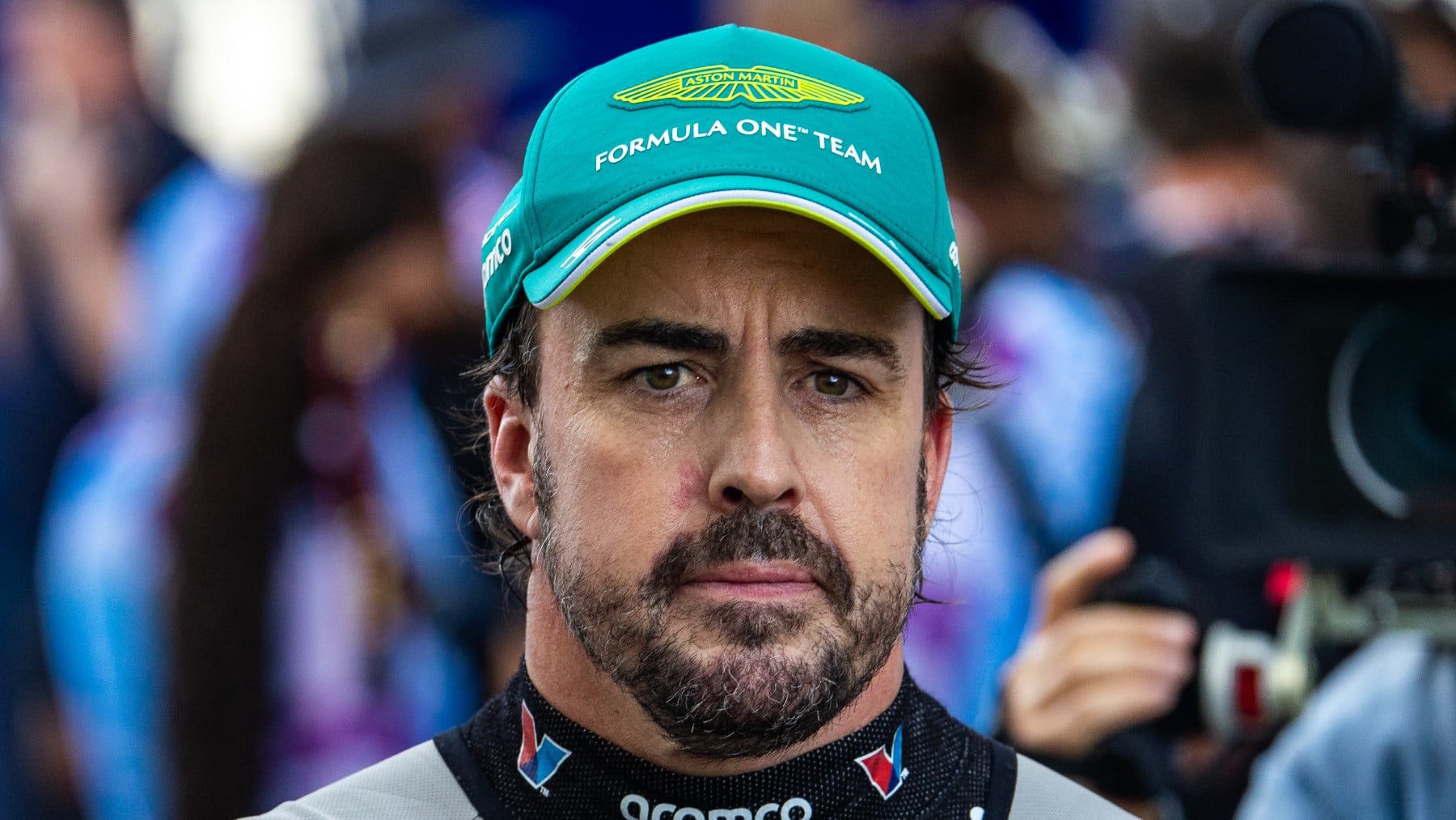 Alonso estalla contra Albon tras un polémico toque en primera vuelta: Olvidó que había una curva