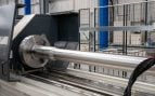 Tubo de cañón en una máquina de mecanizado en la fábrica de cañones de Rheinmetall en Telford (Reino Unido)