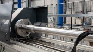 Tubo de cañón en una máquina de mecanizado en la fábrica de cañones de Rheinmetall en Telford (Reino Unido)