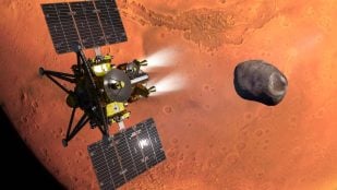 Recreación de la sonda MMX de la JAXA junto a Fobos, la luna de Marte, con el planeta rojo al fondo