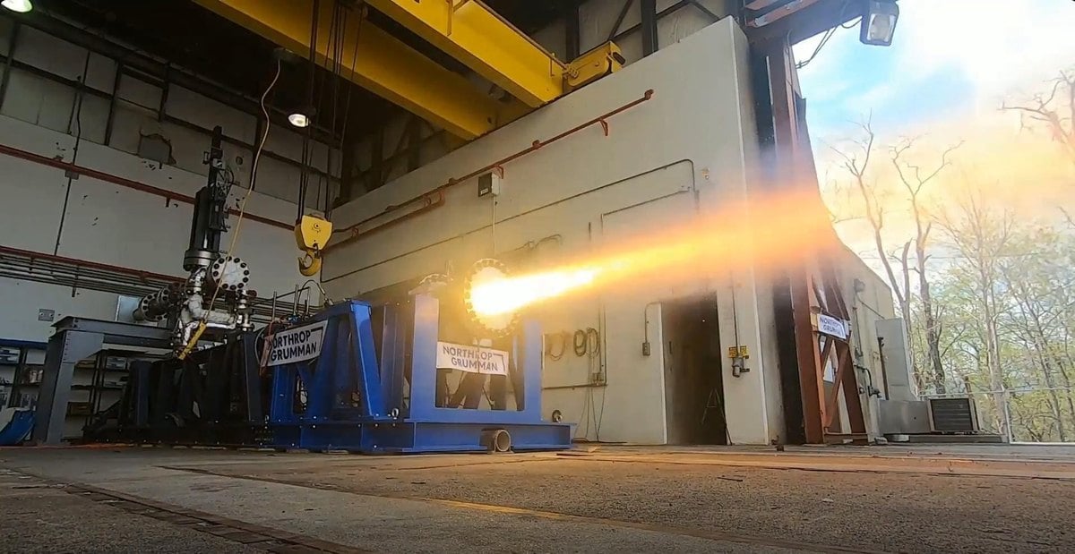 Ensayo en tierra de un estatorreactor de combustible sólido de Northrop Grumman en un banco de pruebas