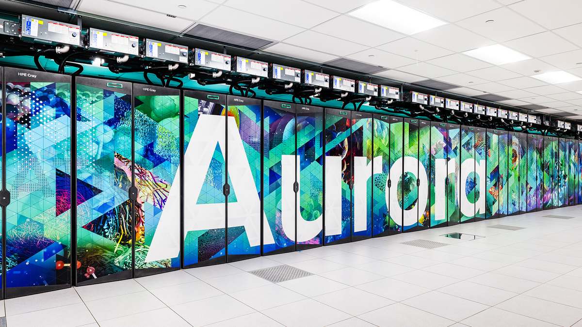 Armarios del superordenador Aurora, de HPE Cray, con el nombre Aurora en grandes letras blancas, en la sala del ALCF de Argonne