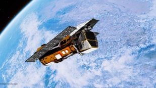 Recreación del observatorio Swift de la NASA en órbita sobre la Tierra, con sus paneles solares desplegados