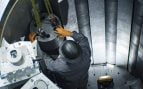 Técnico de Antares con casco y guantes montando piezas del reactor Mark-0, antecesor del microrreactor Mark-1