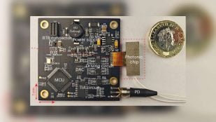 Espectrómetro en chip de la Universidad de Cambridge montado en su placa electrónica, junto a una moneda de una libra