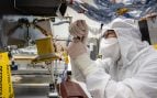 Una técnica con traje de sala limpia instala una cámara de navegación del dron Dragonfly de la NASA en el APL de Johns Hopkins
