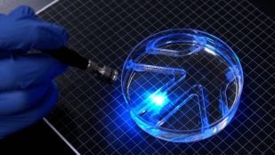 Robot con músculo vivo del MIT guiado con luz azul por un laberinto dentro de una placa de Petri con agua