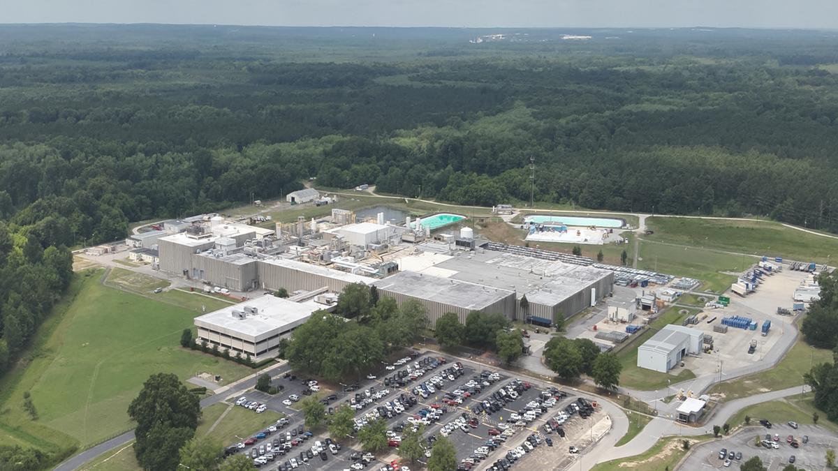 Vista a&eacute;rea de la planta de combustible nuclear de Westinghouse en Hopkins, rodeada de bosque