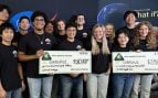 El equipo CERBERUZ del MIT posa con los cheques de 500.000 y 275.000 dólares del reto de basura lunar LunaRecycle de la NASA