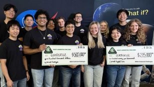 El equipo CERBERUZ del MIT posa con los cheques de 500.000 y 275.000 dólares del reto de basura lunar LunaRecycle de la NASA