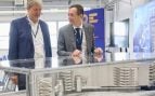 Michael Pekeler y Marc Lachaise junto a una unidad del blanco vertical interior del divertor del reactor de fusión ITER