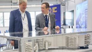 Michael Pekeler y Marc Lachaise junto a una unidad del blanco vertical interior del divertor del reactor de fusión ITER