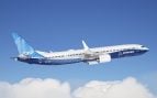 Boeing 737-10, el mayor avión de la familia 737 MAX, en vuelo sobre las nubes con la librea azul de Boeing